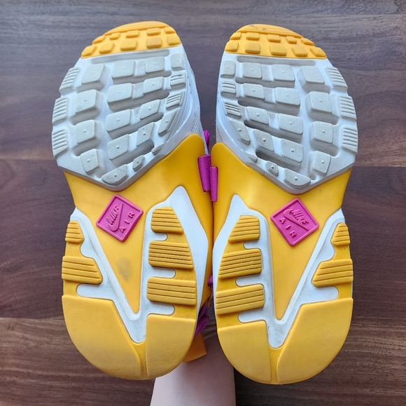 Nike Air Huarache Sneakers gently used - Picture 8 of 10